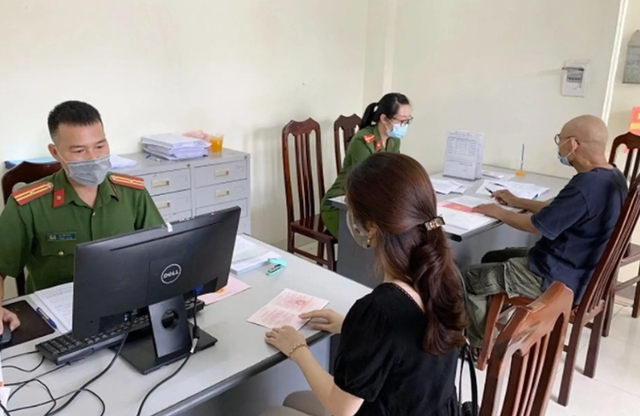 Người d&acirc;n bắt buộc phải khai b&aacute;o tạm vắng trong trường hợp n&agrave;y - Ảnh 1.