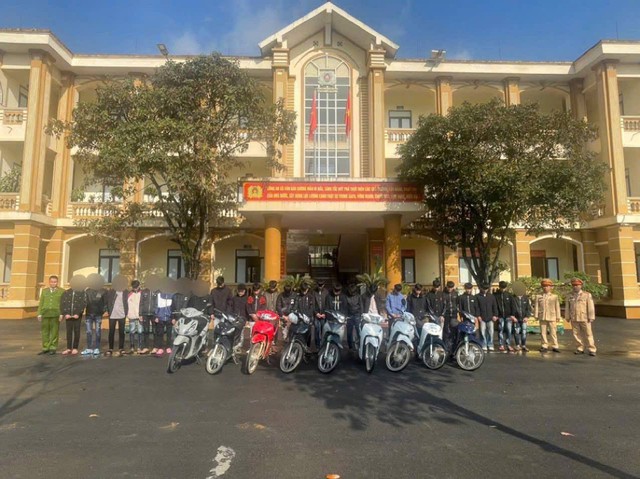 Gần 30 thanh thiếu niên ở Lào Cai bị xử phạt vì phóng nhanh , rú ga gây rối - Ảnh 1. Gần 30 thanh thiếu niên ở Lào Cai bị xử phạt vì phóng nhanh , rú ga gây rối - Ảnh 1.