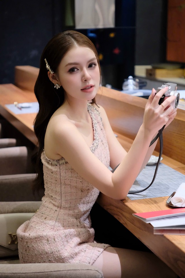 Ch&acirc;n dung nữ diễn vi&ecirc;n H&agrave; B&iacute;ch Ngọc k&eacute;m Mạnh Trường 16 tuổi đang g&acirc;y sốt - Ảnh 7.