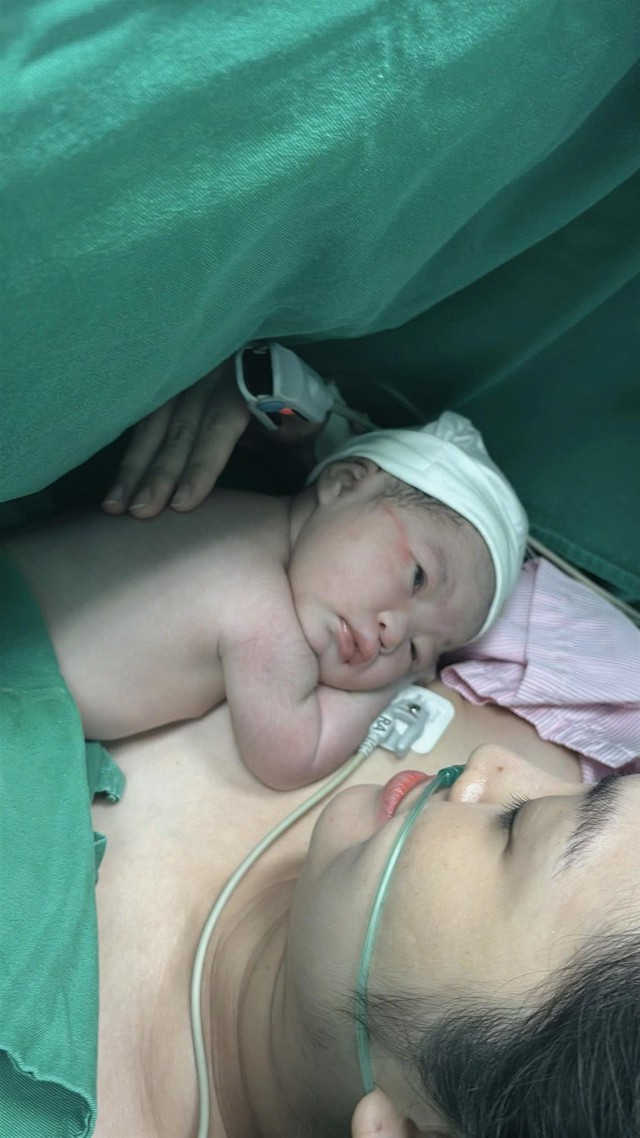 MC Th&ugrave;y Linh ch&agrave;o đ&oacute;n con đầu l&ograve;ng ở tuổi U40 , hạnh ph&uacute;c vi&ecirc;n m&atilde;n - Ảnh 1.