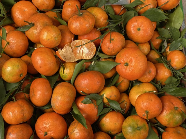 Tiểu thương chia sẻ nguồn gốc thực sự của một loại cam đang b&aacute;n tr&agrave;n ngập chợ Việt - Ảnh 1.