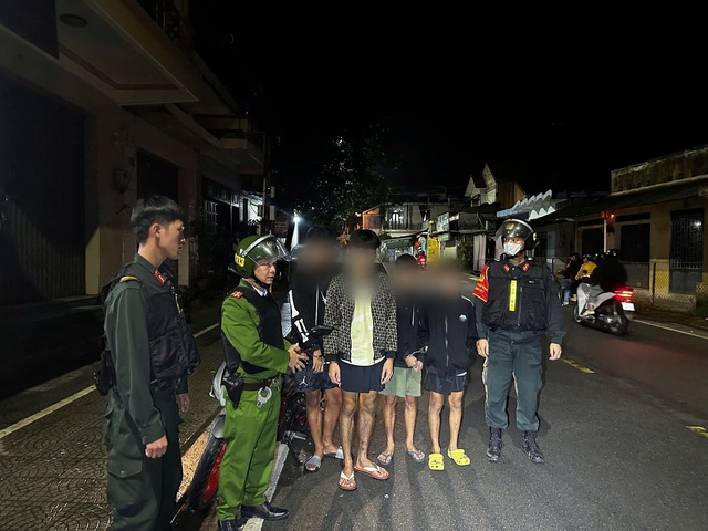 Mang đao, kiếm 'dạo phố', lộ h&agrave;nh vi trộm cắp xe m&aacute;y - Ảnh 1.