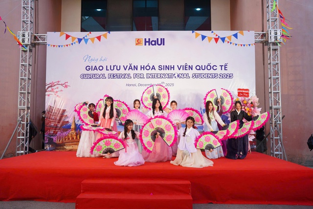 Ng&agrave;y hội giao lưu văn h&oacute;a sinh vi&ecirc;n quốc tế đặc sắc tại Đại học C&ocirc;ng nghiệp H&agrave; Nội - Ảnh 1.