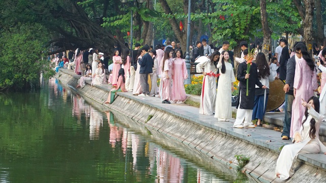 &Aacute;o d&agrave;i truyền thống 'gọi tết', dịch vụ chụp ảnh cuối năm v&agrave;o m&ugrave;a s&ocirc;i động - Ảnh 1.