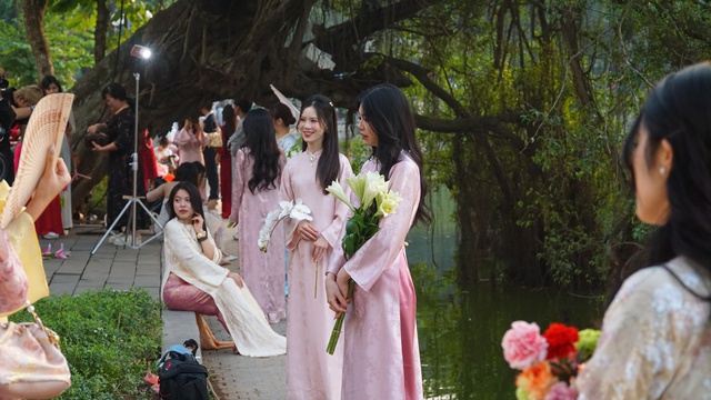 &Aacute;o d&agrave;i truyền thống 'gọi tết', dịch vụ chụp ảnh cuối năm v&agrave;o m&ugrave;a s&ocirc;i động - Ảnh 2.