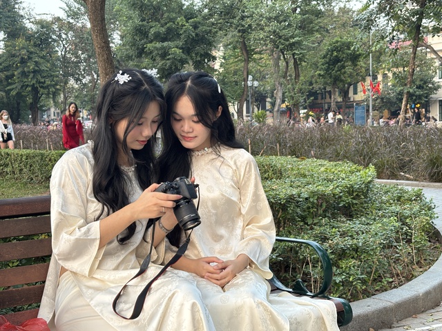 &Aacute;o d&agrave;i truyền thống 'gọi tết', dịch vụ chụp ảnh cuối năm v&agrave;o m&ugrave;a s&ocirc;i động - Ảnh 4.