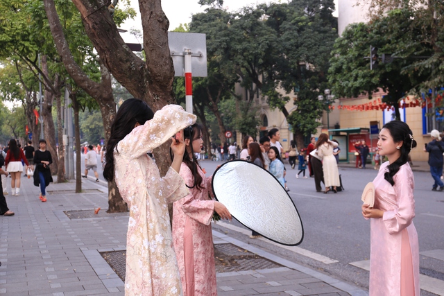 &Aacute;o d&agrave;i truyền thống 'gọi tết', dịch vụ chụp ảnh cuối năm v&agrave;o m&ugrave;a s&ocirc;i động - Ảnh 5.