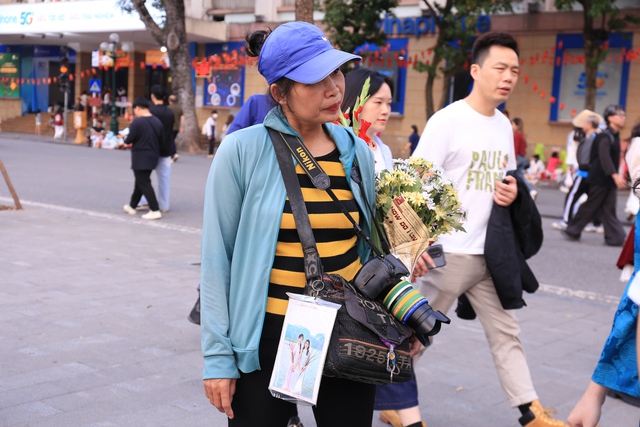 &Aacute;o d&agrave;i truyền thống 'gọi tết', dịch vụ chụp ảnh cuối năm v&agrave;o m&ugrave;a s&ocirc;i động - Ảnh 7.