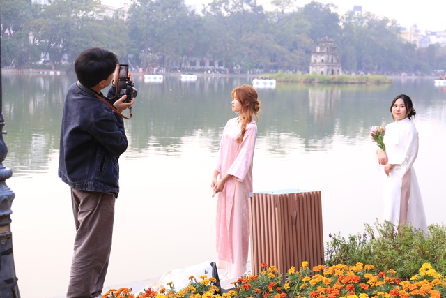 &Aacute;o d&agrave;i truyền thống 'gọi tết', dịch vụ chụp ảnh cuối năm v&agrave;o m&ugrave;a s&ocirc;i động - Ảnh 8.