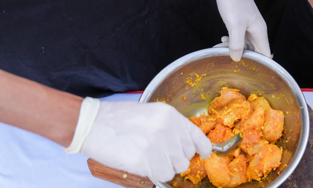 C&aacute;ch ăn chả c&aacute; L&atilde; Vọng ngon nhất nhưng nhiều người kh&ocirc;ng biết - Ảnh 2.