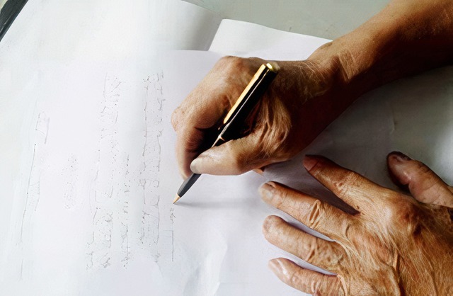 Con ruột thờ ơ, con ri&ecirc;ng tận t&igrave;nh v&agrave; bản di ch&uacute;c g&acirc;y sốc cuối đời của cha dượng - Ảnh 1.