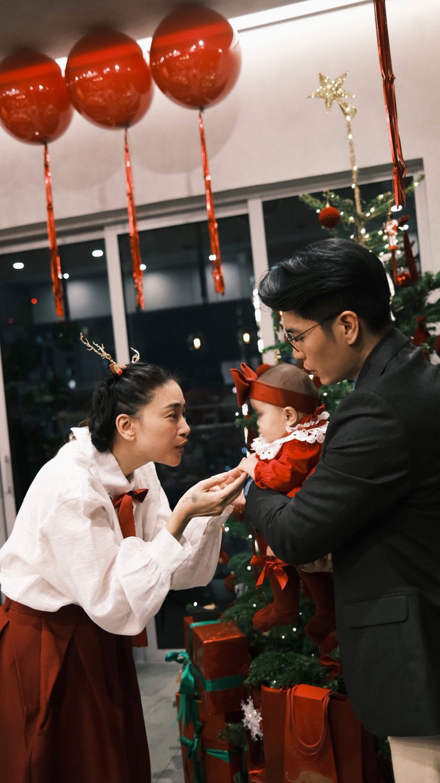 Ng&ocirc; Thanh V&acirc;n v&agrave; Huy Trần tổ chức tiệc Gi&aacute;ng sinh đầu ti&ecirc;n c&ugrave;ng con g&aacute;i Gạo - Ảnh 2.