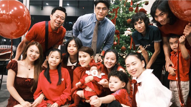 Ng&ocirc; Thanh V&acirc;n v&agrave; Huy Trần tổ chức tiệc Gi&aacute;ng sinh đầu ti&ecirc;n c&ugrave;ng con g&aacute;i Gạo - Ảnh 4.