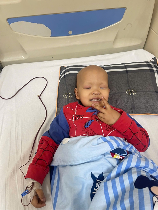 MS 1054: Con trai 3 tuổi bị ung thư, người cha đơn th&acirc;n ngh&egrave;o kh&oacute; mong sự gi&uacute;p đỡ từ cộng đồng - Ảnh 2.