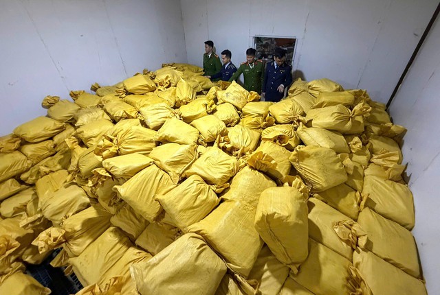 Cao Bằng ph&aacute;t hiện gần 12 tấn ch&acirc;n g&agrave; đ&ocirc;ng lạnh kh&ocirc;ng r&otilde; nguồn gốc - Ảnh 1.