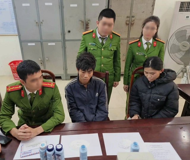 Giấu ma túy trong hộp mỹ phẩm, gửi theo xe khách Bắc - Nam - Ảnh 1. Giấu ma túy trong hộp mỹ phẩm, gửi theo xe khách Bắc - Nam - Ảnh 1.