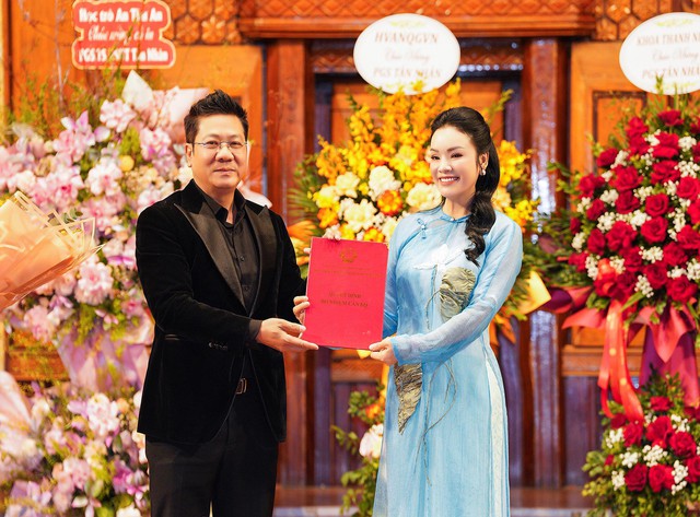 Ch&acirc;n dung nữ Tiến sĩ, NSƯT vừa trở th&agrave;nh 1 trong 3 PGS hiếm hoi của lĩnh vực thanh nhạc - Ảnh 2.