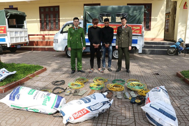 Bắt 2 đối tượng trộm c&aacute;p viễn th&ocirc;ng g&acirc;y thiệt hại gần 1 tỷ đồng tại Nghệ An - Ảnh 1.
