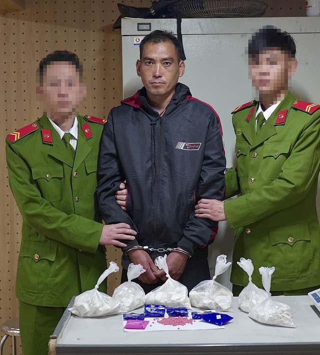Sơn La bắt giữ đối tượng vận chuyển 6 b&aacute;nh heroin v&agrave; ma t&uacute;y tổng hợp - Ảnh 1.