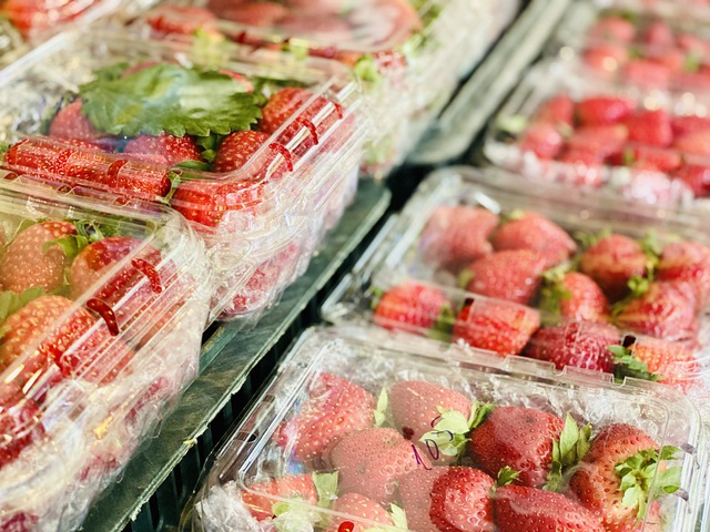 Tiểu thương &ldquo;tiết lộ&rdquo; nguồn gốc của loại d&acirc;u t&acirc;y đang b&aacute;n tr&agrave;n ngập chợ Việt - Ảnh 1.