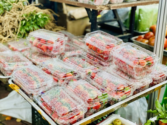 Tiểu thương &ldquo;tiết lộ&rdquo; nguồn gốc của loại d&acirc;u t&acirc;y đang b&aacute;n tr&agrave;n ngập chợ Việt - Ảnh 2.