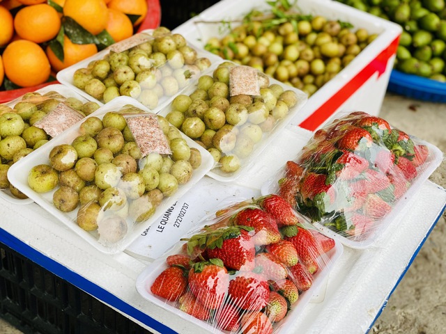 Tiểu thương &ldquo;tiết lộ&rdquo; nguồn gốc của loại d&acirc;u t&acirc;y đang b&aacute;n tr&agrave;n ngập chợ Việt - Ảnh 4.