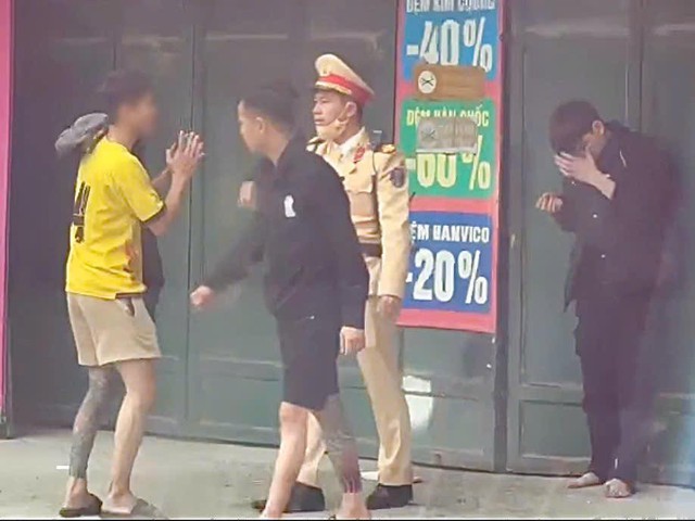 CSGT Hà Nội giải cứu nam thanh niên bị hành hung giữa phố trong tình huống nguy cấp - Ảnh 1.