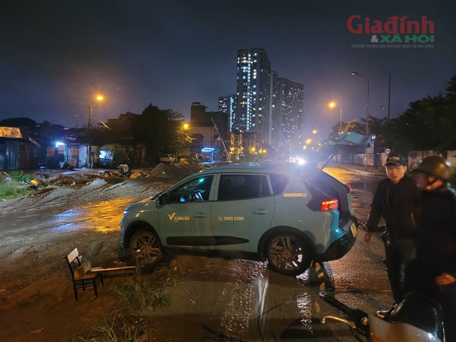Xe ô tô gặp nạn tại công trình 370 tỷ ở Hà Nội , người dân lo lắng về an toàn - Ảnh 3.