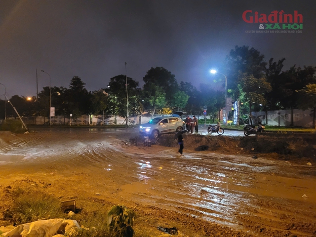 Xe ô tô gặp nạn tại công trình 370 tỷ ở Hà Nội , người dân lo lắng về an toàn - Ảnh 6.