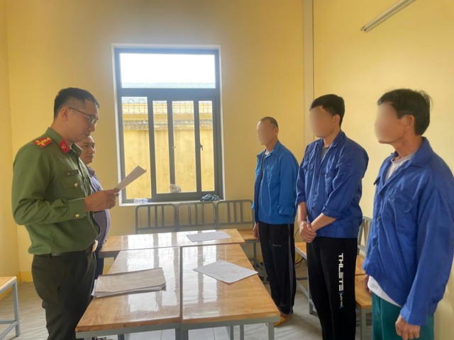 Cưa bom lấy 90kg thuốc nổ đem bán, nhóm đối tượng bị khởi tố - Ảnh 1.