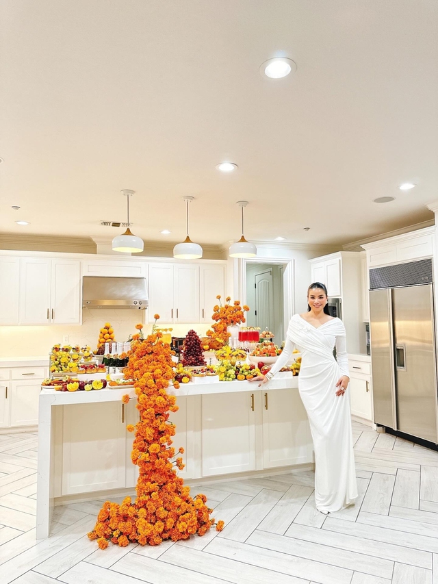 Tiệc Tạ ơn rực sắc cam của Hoa hậu Phạm Hương đầy món ngon hấp dẫn - Ảnh 5. Tiệc Tạ ơn rực sắc cam của Hoa hậu Phạm Hương đầy món ngon hấp dẫn - Ảnh 5.