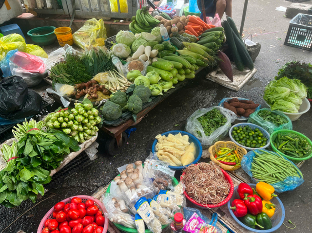 Hà Nội: Giá rau xanh bắt đầu 'hạ nhiệt' sau thời gian tăng cao  - Ảnh 1.