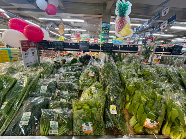 Hà Nội: Giá rau xanh bắt đầu 'hạ nhiệt' sau thời gian tăng cao  - Ảnh 2.