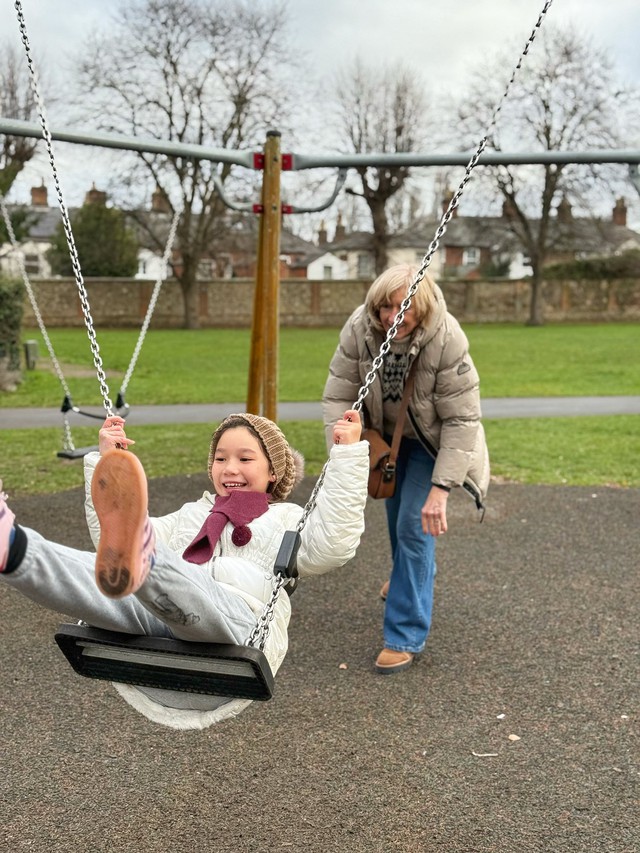 Mẹ chồng siêu mẫu Hà Anh trẻ đẹp và tâm lý với con dâu - Ảnh 4. Mẹ chồng siêu mẫu Hà Anh trẻ đẹp và tâm lý với con dâu - Ảnh 4.