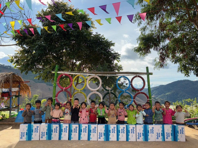 trao-tang-sua-dalatmilk-cho-tre-em-kho-khan-son-la-17670917602721361634797.jpg