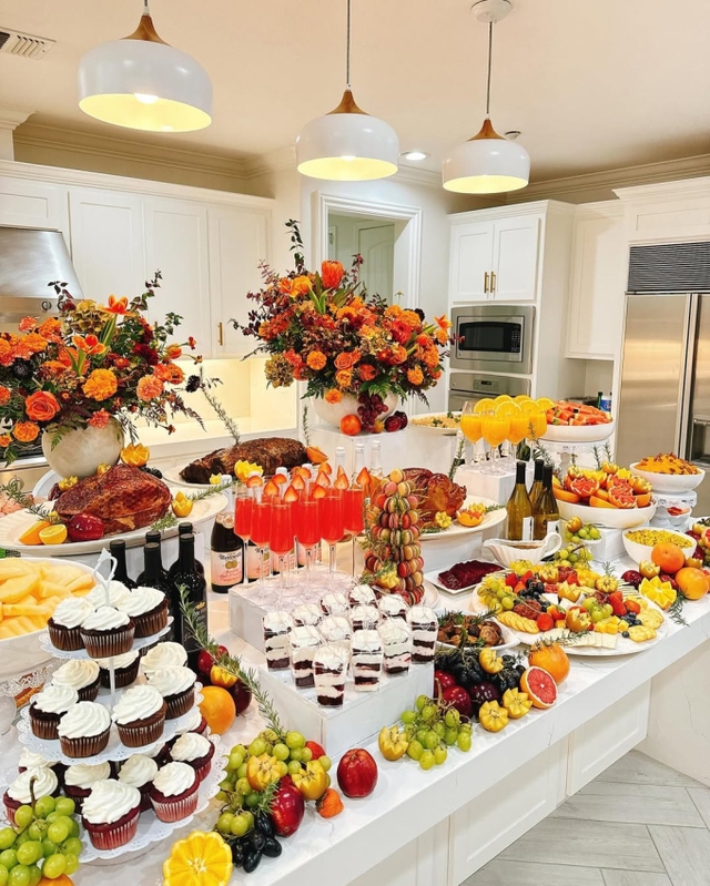 Tiệc Tạ ơn rực sắc cam của Hoa hậu Phạm Hương đầy món ngon hấp dẫn - Ảnh 11. Tiệc Tạ ơn rực sắc cam của Hoa hậu Phạm Hương đầy món ngon hấp dẫn - Ảnh 11.