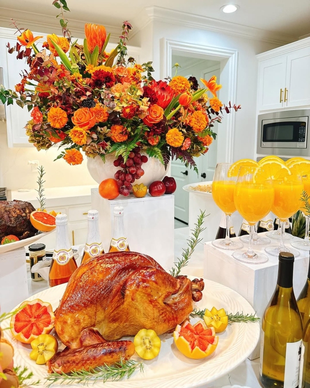 Tiệc Tạ ơn rực sắc cam của Hoa hậu Phạm Hương đầy món ngon hấp dẫn - Ảnh 8. Tiệc Tạ ơn rực sắc cam của Hoa hậu Phạm Hương đầy món ngon hấp dẫn - Ảnh 8.