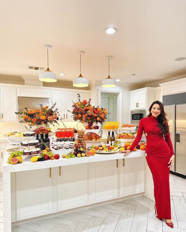 Tiệc Tạ ơn rực sắc cam của Hoa hậu Phạm Hương đầy món ngon hấp dẫn - Ảnh 6. Tiệc Tạ ơn rực sắc cam của Hoa hậu Phạm Hương đầy món ngon hấp dẫn - Ảnh 6.