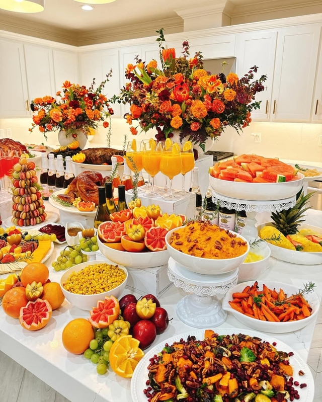 Tiệc Tạ ơn rực sắc cam của Hoa hậu Phạm Hương đầy món ngon hấp dẫn - Ảnh 7. Tiệc Tạ ơn rực sắc cam của Hoa hậu Phạm Hương đầy món ngon hấp dẫn - Ảnh 7.