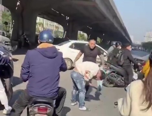 Hà Nội: Tạm giữ hình sự tài xế đánh người sau va chạm giao thông trên đường Phạm Hùng - Ảnh 1. Hà Nội: Tạm giữ hình sự tài xế đánh người sau va chạm giao thông trên đường Phạm Hùng - Ảnh 1.