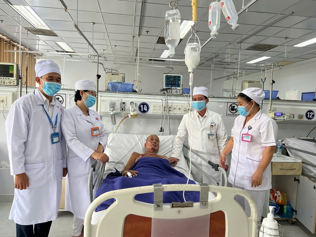 Người đàn ông suy hô hấp cấp, nguy kịch do bất cẩn khi ăn nho xanh - Ảnh 1.