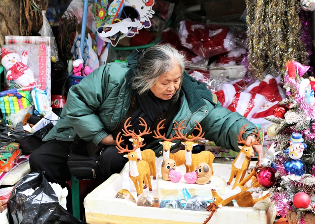 Thị trường Noel 2025: Đa dạng mẫu mã, sức mua giảm - Ảnh 4. Thị trường Noel 2025: Đa dạng mẫu mã, sức mua giảm - Ảnh 4.