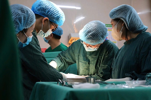 Thâm nhập ca mổ lấy thai tại Ninh Bình: Hành trình đưa ' thiên thần ' ra đời - Ảnh 15. Thâm nhập ca mổ lấy thai tại Ninh Bình: Hành trình đưa ' thiên thần ' ra đời - Ảnh 15.