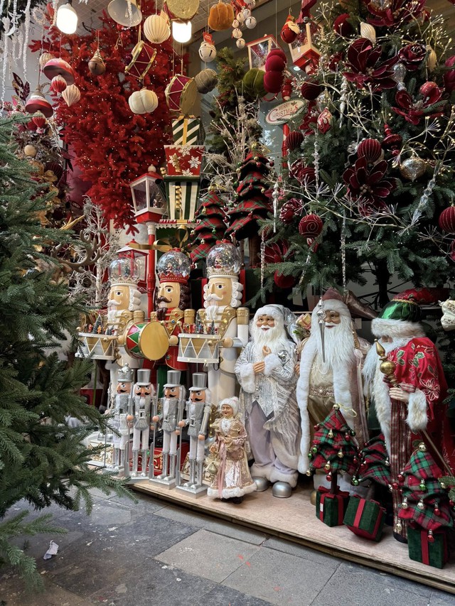 Thị trường Noel 2025: Đa dạng mẫu mã, sức mua giảm - Ảnh 8. Thị trường Noel 2025: Đa dạng mẫu mã, sức mua giảm - Ảnh 8.