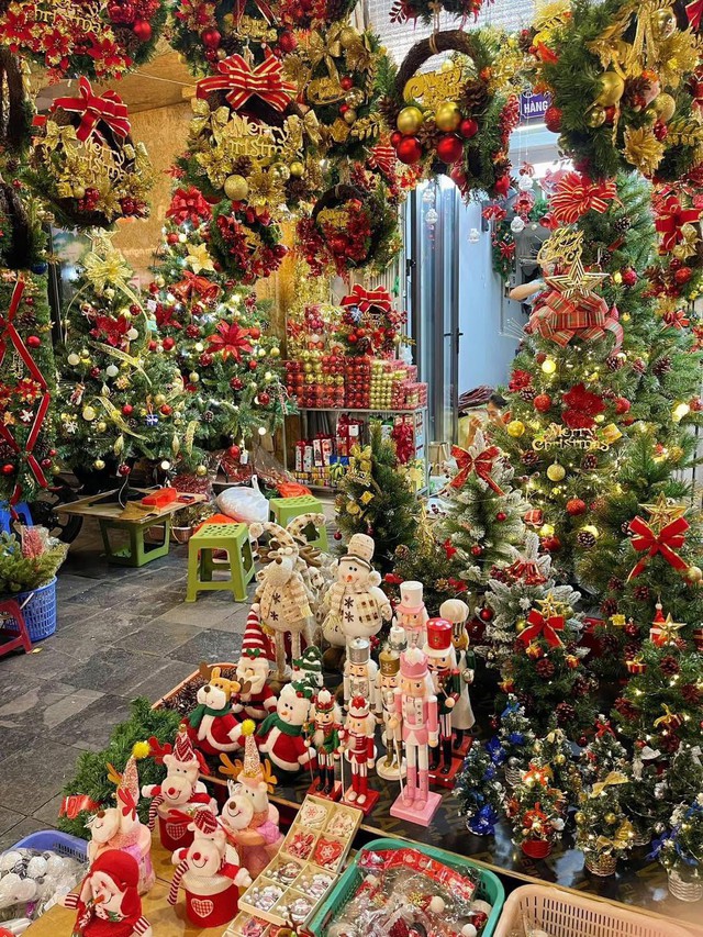 Thị trường Noel 2025: Đa dạng mẫu mã, sức mua giảm - Ảnh 2. Thị trường Noel 2025: Đa dạng mẫu mã, sức mua giảm - Ảnh 2.