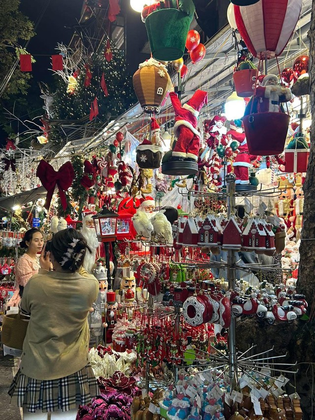 Thị trường Noel 2025: Đa dạng mẫu mã, sức mua giảm - Ảnh 9. Thị trường Noel 2025: Đa dạng mẫu mã, sức mua giảm - Ảnh 9.
