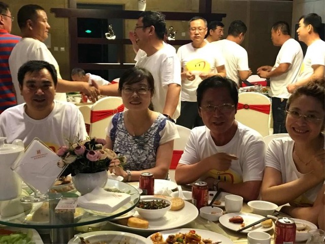 Buổi họp lớp 30 năm khiến tôi nhận ra sự thật trần trụi về tiền bạc và hôn nhân - Ảnh 1.