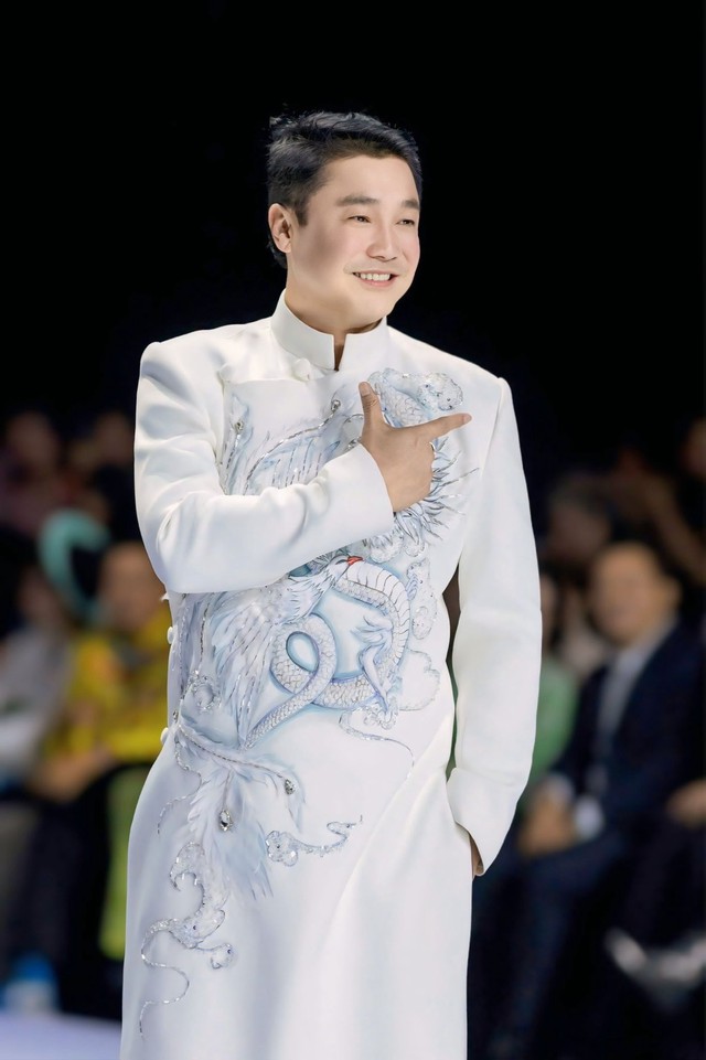 Tài tử Lý Hùng liết lộ cát-xê 'khủng' thời đỉnh cao, tuổi U60 vẫn còn độc thân bất ngờ tài xuất điện ảnh - Ảnh 10. Tài tử Lý Hùng liết lộ cát-xê 'khủng' thời đỉnh cao, tuổi U60 vẫn còn độc thân bất ngờ tài xuất điện ảnh - Ảnh 10.