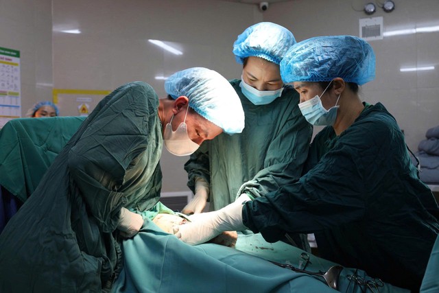Thâm nhập ca mổ lấy thai tại Ninh Bình: Hành trình đưa ' thiên thần ' ra đời - Ảnh 6. Thâm nhập ca mổ lấy thai tại Ninh Bình: Hành trình đưa ' thiên thần ' ra đời - Ảnh 6.