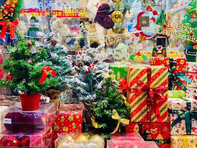 Thị trường Noel 2025: Đa dạng mẫu mã, sức mua giảm - Ảnh 3. Thị trường Noel 2025: Đa dạng mẫu mã, sức mua giảm - Ảnh 3.